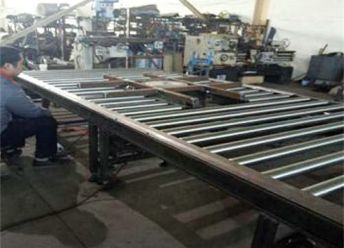 帶有升降轉向功能的動力滾筒輸送機