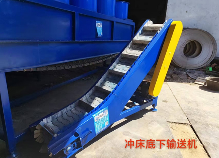 沖床底下的鏈板提升機(jī)